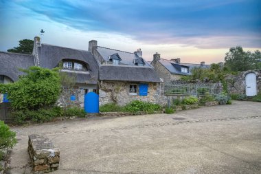 Brittany, Ile aux Moines adası Morbihan körfezinde, köydeki tipik evler