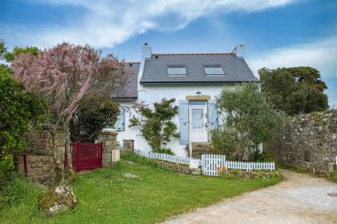 Brittany, Ile aux Moines adası Morbihan körfezinde, köydeki tipik evler
