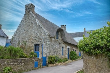 Brittany, Morbihan Körfezi 'ndeki Ile aux Moines adası. Köyde geleneksel sazlı kulübe. İlkbaharda Wisteria köyünde.