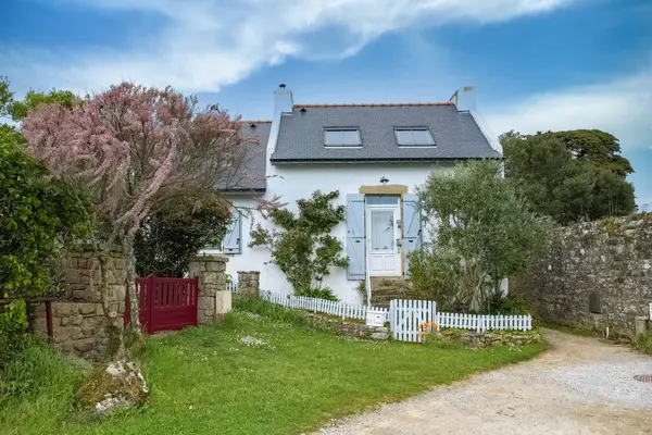 Brittany, Ile aux Moines adası Morbihan körfezinde, köydeki tipik evler