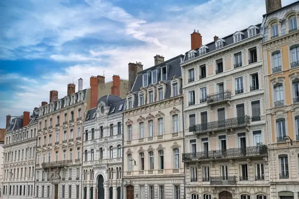 Lyon, merkezde tipik bir cadde, güzel binaları var.