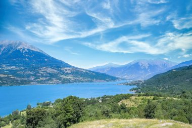 Fransa 'daki Serre-Poncon Gölü, yazın güzel bir manzara.