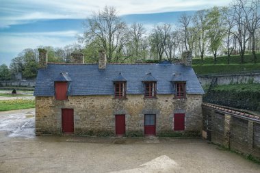 Vannes, Brittany 'deki ortaçağ şehri, Surların bahçesindeki eski yıkama evi.