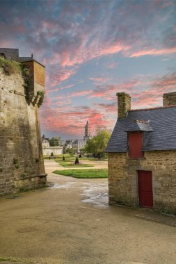 Vannes, Brittany 'deki ortaçağ şehri, Surların bahçesindeki eski yıkama evi.