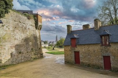 Vannes, Brittany 'deki ortaçağ şehri, Surların bahçesindeki eski yıkama evi.