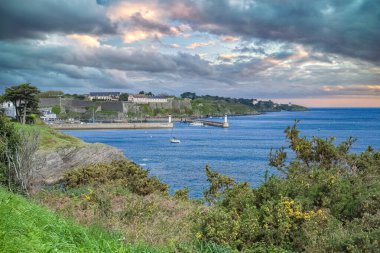 Belle-Ile, Brittany 'deki Le Palais, tipik bir liman, deniz feneri ve kalesi var.