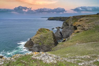 Brittany 'de Belle-Ile, Cote Sauvage' da kayalar ve kayalıklarla kaplı deniz manzarası.