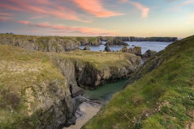 Brittany 'de Belle-Ile, Cote Sauvage' da kayalar ve kayalıklarla kaplı deniz manzarası.