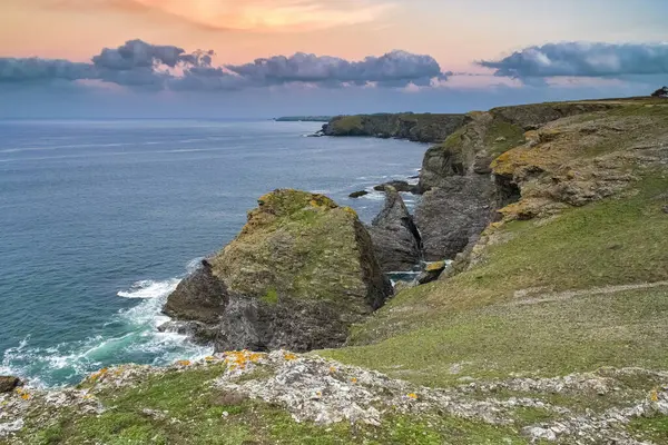 Brittany 'de Belle-Ile, Cote Sauvage' da kayalar ve kayalıklarla kaplı deniz manzarası.