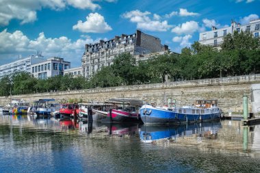 Paris, Bastille, yüzen evlerle dolu güzel bir liman ve arka planda tipik bir cephe.