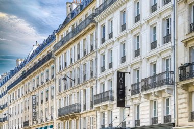 Paris, Paris 'teki 5. Bölge, Rue du Cardinal Lemoine, ön cephesinde otel tabelası olan binalar.