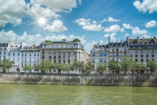 Paris, ile saint-louis ve quai de Bethune, güzel antik binalar