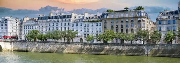 Paris, ile Saint-Louis ve Quai de Bethune, Sully Köprüsü 'ndeki antik bina.