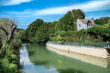 Crecy-la-Chapelle, Fransa köyü, Paris yakınlarında, nehirde kano.