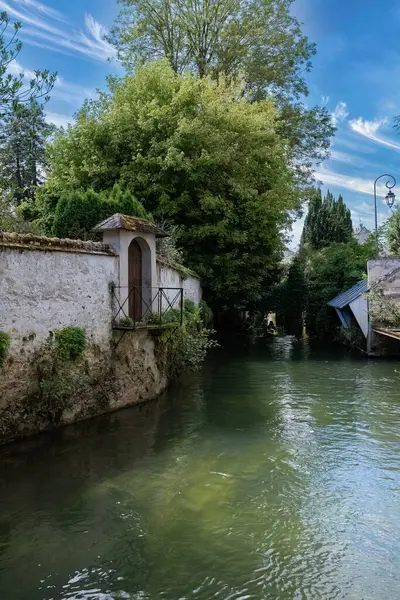 Crecy-la-Chapelle, Fransa 'da bir köy, Paris yakınlarında, kanalda bir ev