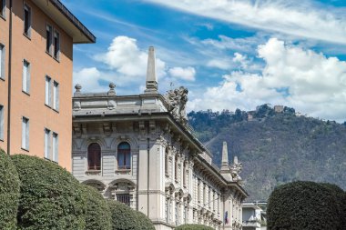 Como, İtalya 'da göl kenti, tarihi merkezde tipik evler.