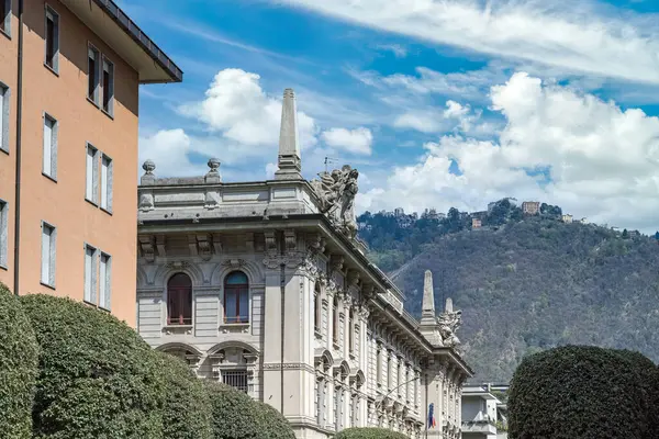 Como, İtalya 'da göl kenti, tarihi merkezde tipik evler.