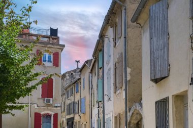 Fransa 'da Saint-Remy-de-Provence, güneyde köy, merkezde antik evler