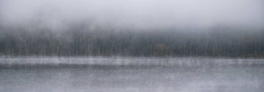 Kanada 'da Yukon, Tombstone parkının sonbaharında vahşi manzara, gölde sis.