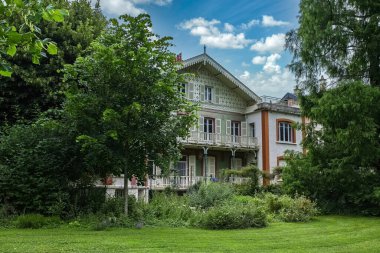 Fransa 'daki Vichy, termal şehir, parktaki eski küçük kulübe.