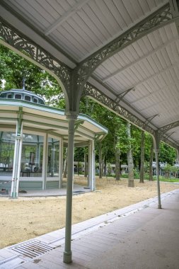 Fransa 'daki Vichy, Kaynaklar parkı ve tarihi merkezdeki galeri.