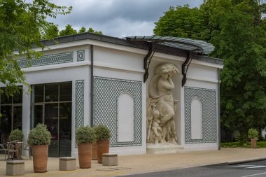 Fransa 'da Vichy, termal şehir, bahçedeki antik ev, güzel cephe