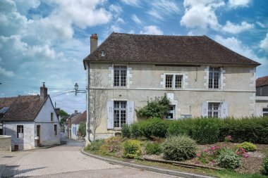 Fransa 'da Pouilly-sur-Loire, güneyde köy, merkezde antik evler