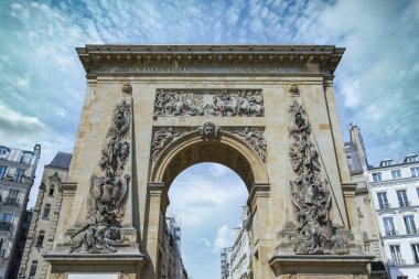 Paris, Porte Saint-Denis Bulvarı de Bonne-Nouvelle, turistik bir bölgedeki antik anıt.
