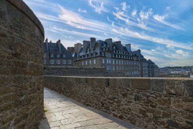 Saint-Malo, Brittany 'deki güzel şehir, surlardaki eski evler.