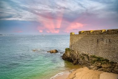 Saint-Malo, Brittany 'nin güzel şehri, yazları surlardan deniz manzarası.