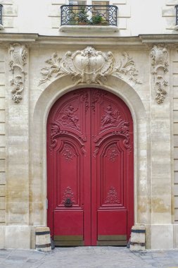 Paris, antik ahşap bir kapı, Marais 'deki tipik bir bina.