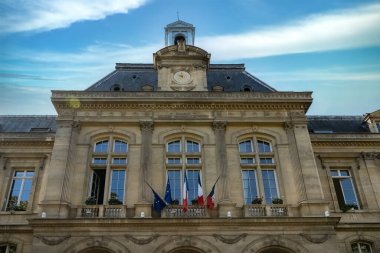 Paris, 16. caddedeki belediye binasının cephesi Henri-Martin Bulvarı.