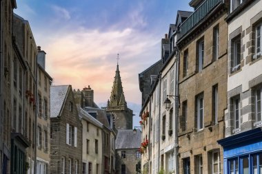 Granville, Normandiya 'da tipik bir şehir, tarihi merkezde geleneksel evler.