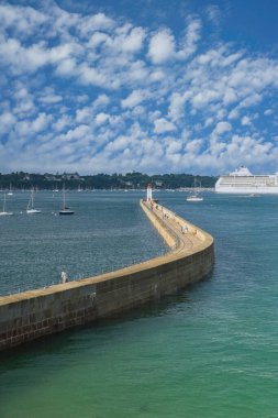 Saint-Malo, Brittany 'deki güzel şehir, denizdeki iskele.