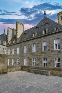 Saint-Malo, Brittany 'deki güzel şehir, surlardaki eski evler.