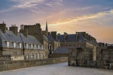 Saint-Malo, Brittany 'deki güzel şehir, surlardaki eski evler.
