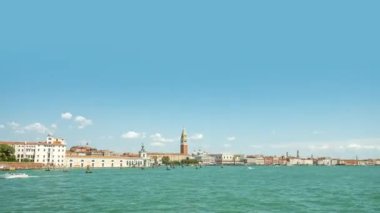 Venedik 'in merkezinde, suda, gökyüzünde fotokopi alanı olan zaman dilimi.