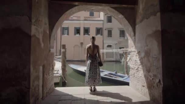 Kvinna Som Står Arkader Chioggia Venedig Lagunen — Stockvideo