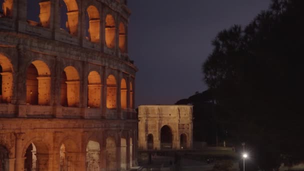 Silueta Kolosea Ozářená Večerních Hodinách Vnitřním Světlem Poblíž Triumfálního Oblouku — Stock video