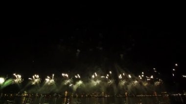 Gece geç saatlerde Venedik 'te havai fişek patlaması ile Kurtuluş Bayramı' nı kutluyoruz. Selamların parlak ışığı gölün su yüzeyine yansıyor