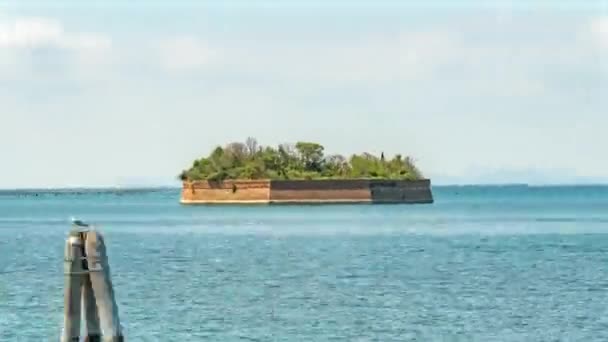 Pequena Ilha Atrás Paredes Concreto Meio Lagoa Veneziana — Vídeo de Stock