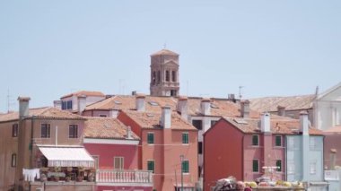 Pellestrina saat kulesi antik evlerin arasında