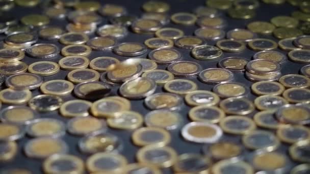 Montón Monedas Esparcidas Mesa Más Cayendo Cámara Lenta — Vídeo de stock