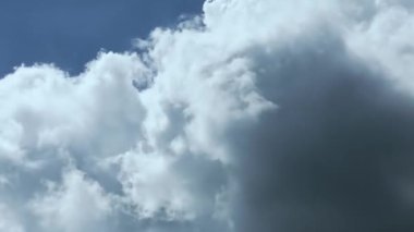 Bir sürü kontrastlı mavi gökyüzünün zamanlaması