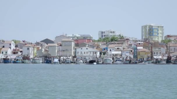 Vista Desde Laguna Ciudad Sottomarina Con Barcos Pesca Amarrados Orilla — Vídeos de Stock