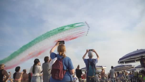Agosto 2022 Frecce Tricolori Voar Colorir Céu Bandeira Italiana — Vídeo de Stock