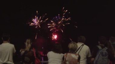 Ağustos 2022. İnsanlar geceleri havai fişek izliyor.