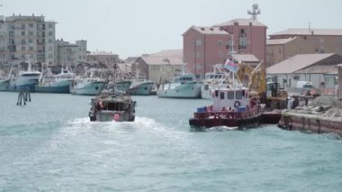 İtalya, Chioggia - Ağustos 2022. İtalya 'daki Chioggia gölünde balıkçı teknesi denize açılıyor.