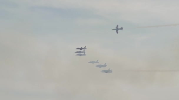 Ιταλία Jesolo Αύγουστος 2022 Tricolor Βέλη Στρατιωτικά Αεροσκάφη Πετούν Ομάδες — Αρχείο Βίντεο
