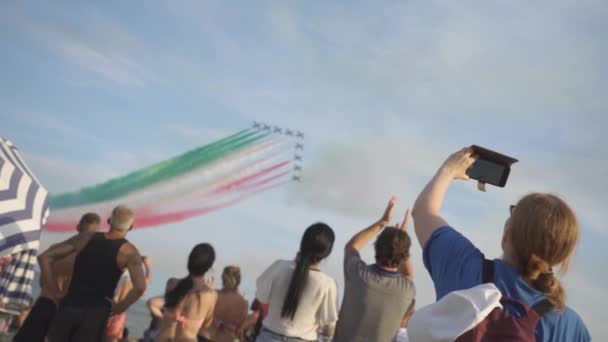 Itália Jesolo Agosto 2022 Multidão Filmes Tricolor Setas Céu Criando — Vídeo de Stock